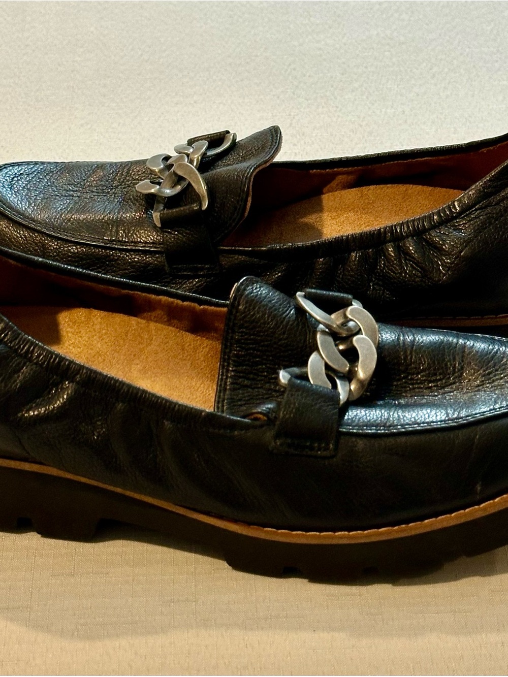 Vionic Cynthia Black Leather Chain Lug Sole Loafers Size 8